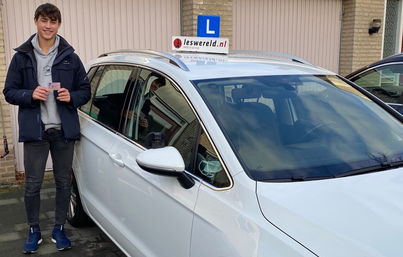Daan Portiér is de eerste keer geslaagd voor zijn rijbewijs