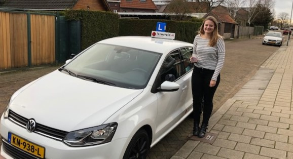 Eefke Smits de 1ste keer geslaagd voor haar rijbewijs bij Leswereld