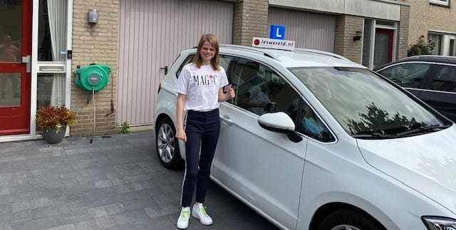 Kim Hendriks de 1ste keer geslaagd voor haar rijbewijs!
