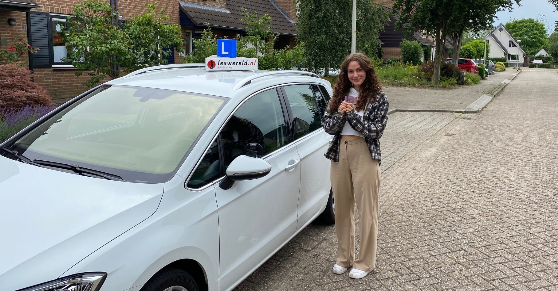Moene Hermesdorf de eerste keer geslaagd voor haar rijbewijs.