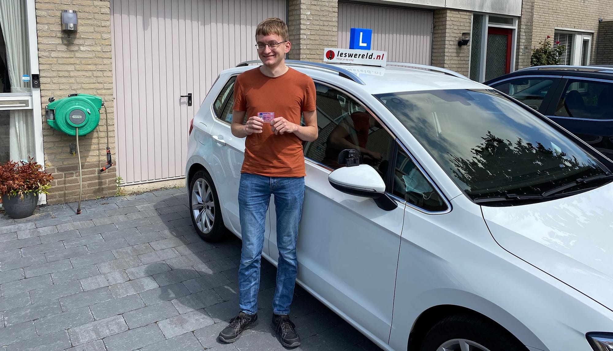 Sander Lambregts de eerste keer geslaagd voor zijn rijbewijs.