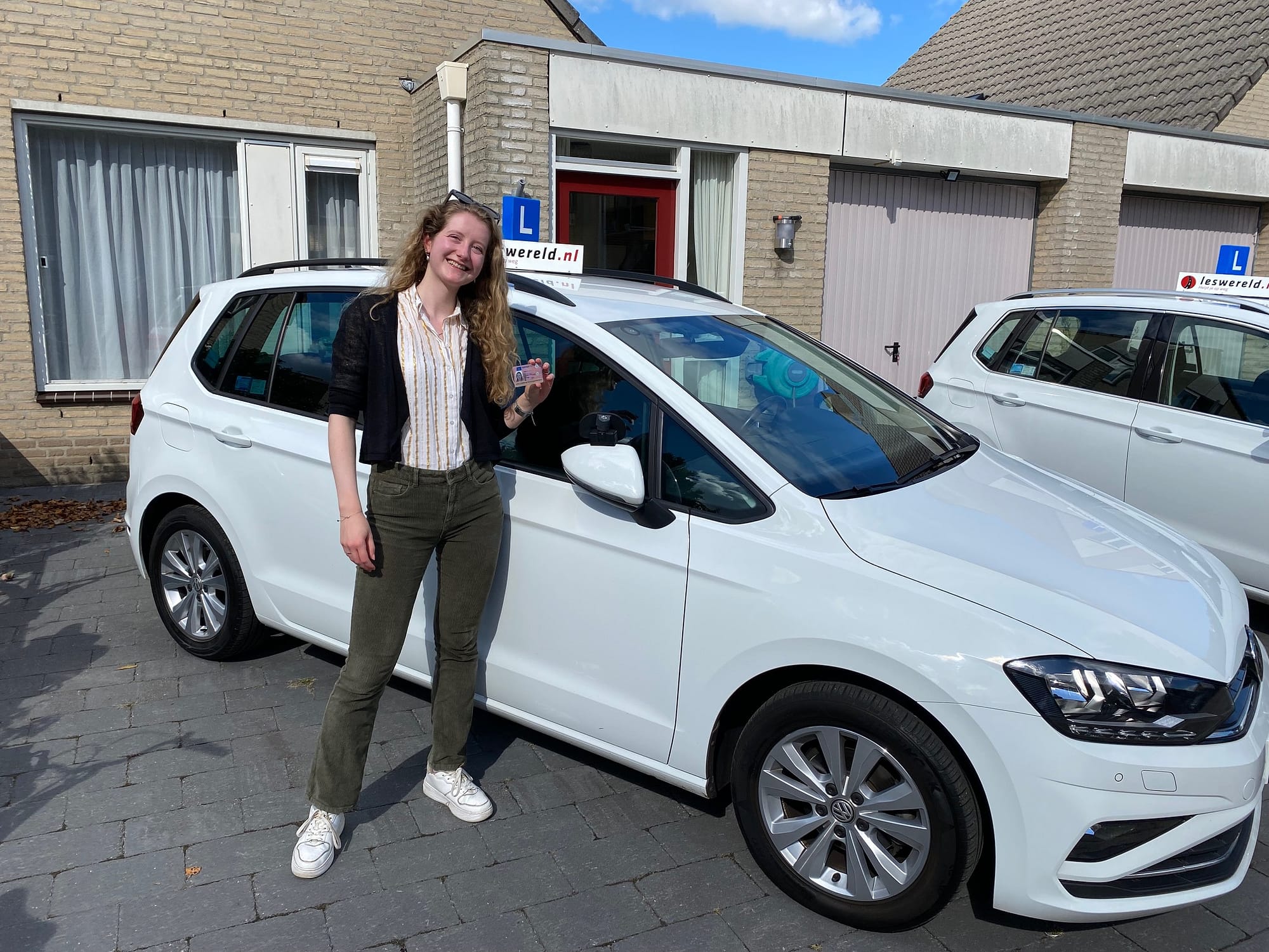 Nora Huijgen is vandaag de eerste keer geslaagd voor haar rijbewijs.