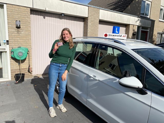 Roos van der Heiden is vandaag geslaagd voor haar rijbewijs