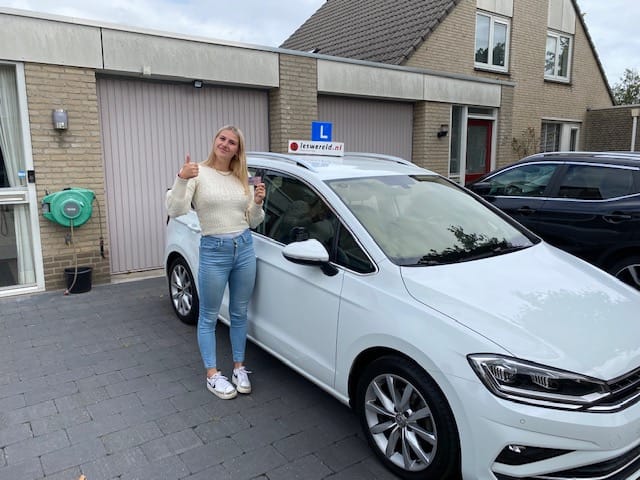 Eline Gros is vandaag de eerste keer geslaagd voor haar rijbewijs.