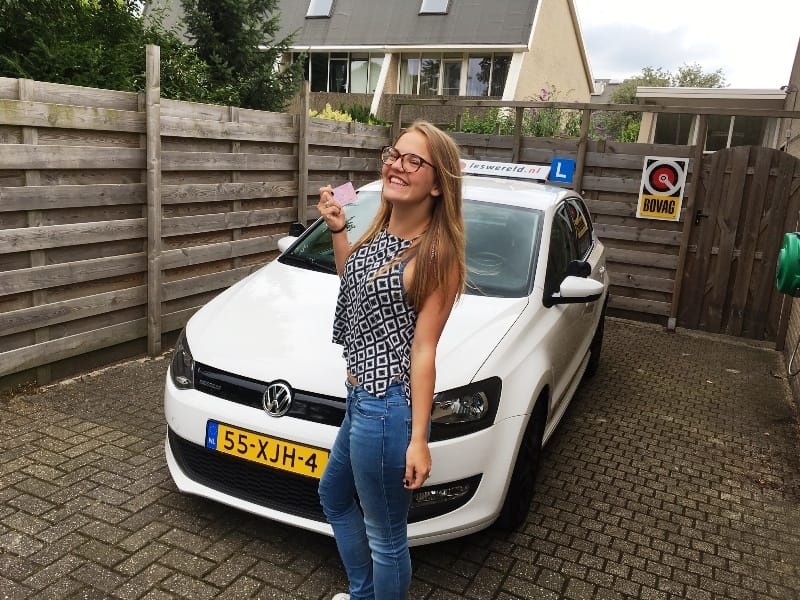 Elja Limbach is de eerste keer geslaagd voor haar rijbewijs