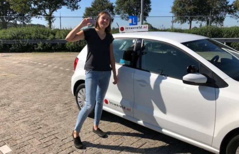 Lizanne Nizet de 1ste keer geslaagd bij Leswereld voor haar rijbewijs.